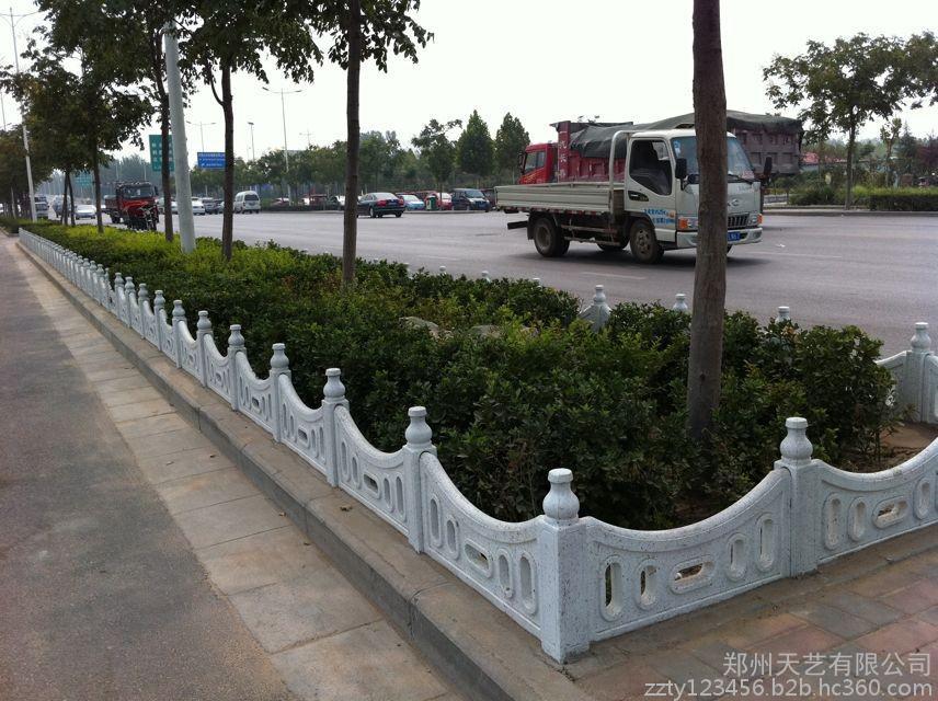 供應鄭州市大   小   草坪護欄水泥產品及模具